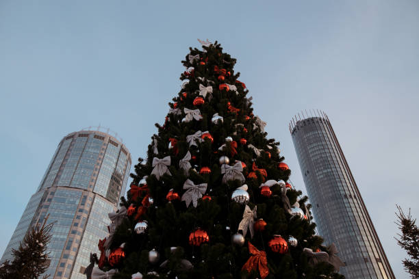 istock Decorated Christmas tree in the city 1405202562