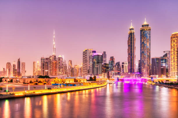 skyline de dubai no por do sol, united arab emirates - middle east highway street night - fotografias e filmes do acervo