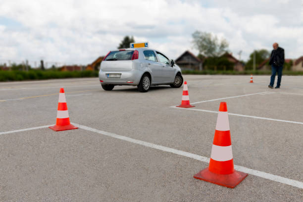 esame di guida. parcheggio di formazione - driving training car safety foto e immagini stock