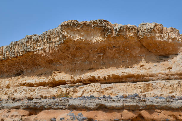 photographie d’une formation rocheuse et de trous à ajuy, fuerteventura, îles canaries, espagne - volcanic landscape rock canary islands fuerteventura photos et images de collection