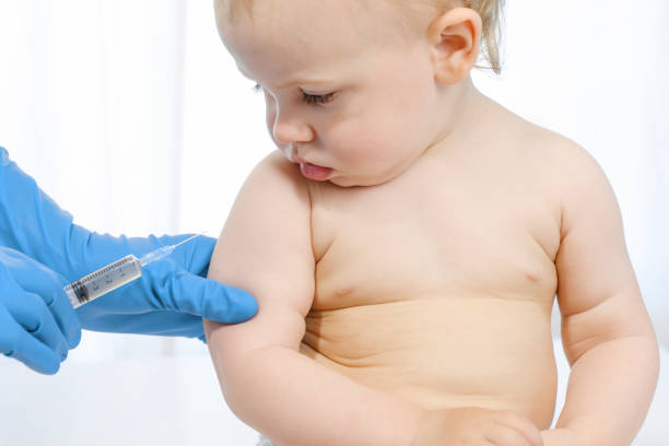 médico vacinando bebê na clínica. bebê recebe uma injeção. pediatra vacinando bebê recém-nascido. vacina para criança infantil. imunização infantil, vacinação infantil, conceito de saúde. - vacina da poliomielite - fotografias e filmes do acervo