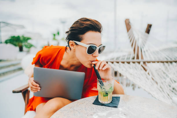 mujer en el café de la playa bebiendo mojito - glass drink alcohol red fotografías e imágenes de stock