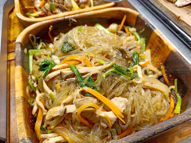 japchae lub wymieszaj smażony szklany makaron koreańskie jedzenie. - cellophane noodles zdjęcia i obrazy z banku zdjęć