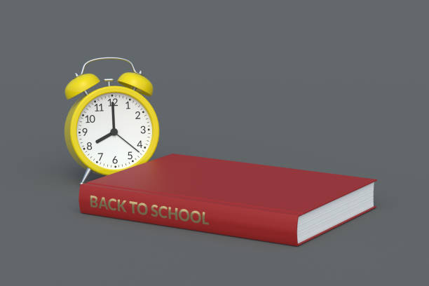 buch mit aufschrift zurück zur schule in der nähe des weckers. bildungskonzept. 3d-rendering - back to school equipment capital letter clock stock-fotos und bilder