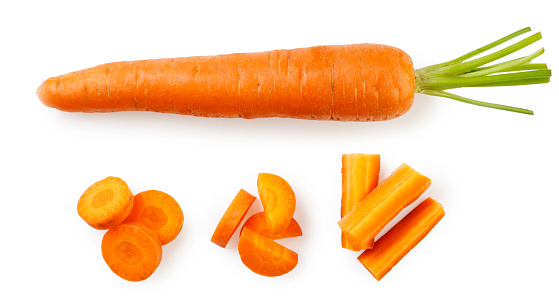 Carrotes cutSliced ​​carrots on peels