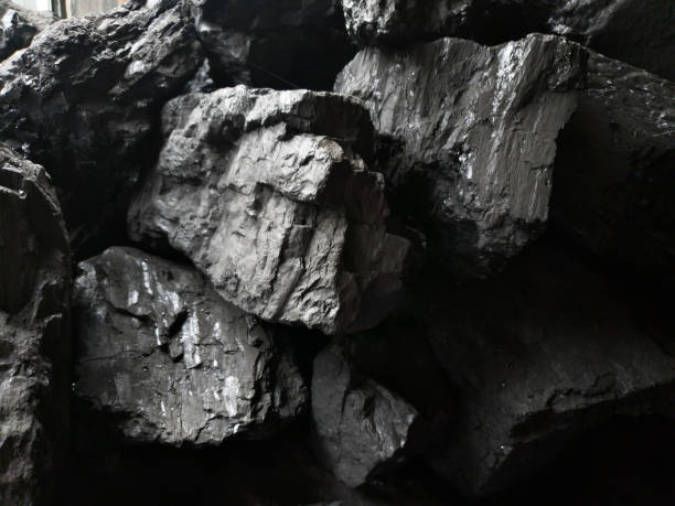 primer plano de piedras de carbón negro. combustibles y minerales. - metal ore mineral stone block fotografías e imágenes de stock