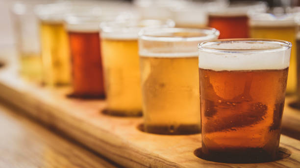 volo di birre / birre - amber beer foto e immagini stock