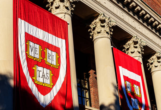 harvard university logo - harvard yard - cambridge massachusetts - massachusetts boston harvard university sign stock-fotos und bilder