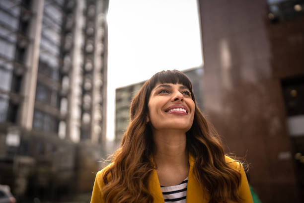 屋外で考える若い女性 - joy cheerful happiness smiling ストックフォトと画像