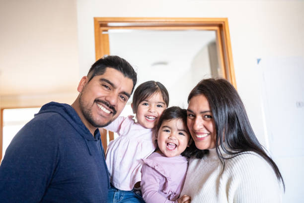 ritratto di famiglia a casa - family with two children father clothing smiling foto e immagini stock