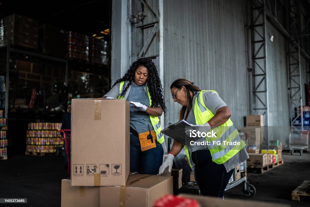 Warehouse workers checking boxes to deliver Arrival Stock Photo