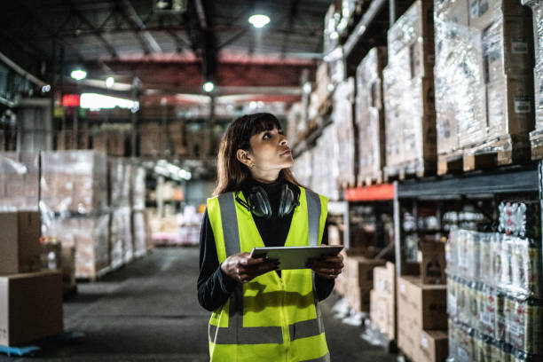 trabajador de almacén haciendo inventario - business supplies fotografías e imágenes de stock