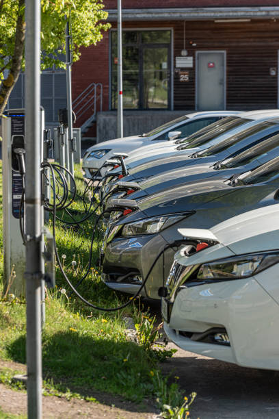 充電日産リーフ電気自動車の長い列.. - car hybrid vehicle isolated new ストックフォトと画像