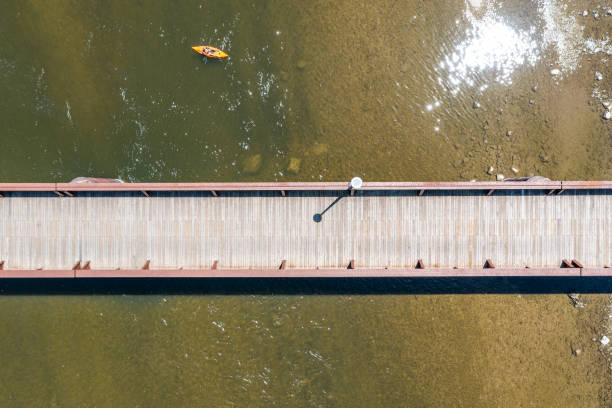 aéreo the plywood patch bridge en grand river, brantford, canadá - ontario spring bicycle city life fotografías e imágenes de stock