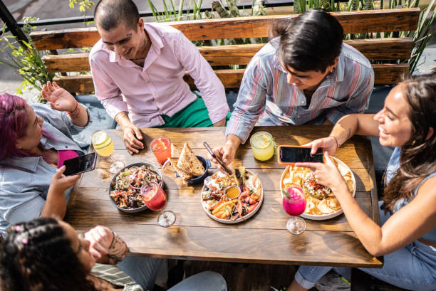 comida servida à mesa - foodie - fotografias e filmes do acervo