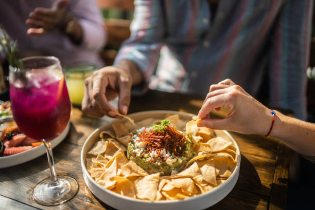 ludzie jedzący guacamole w restauracji - texmex zdjęcia i obrazy z banku zdjęć