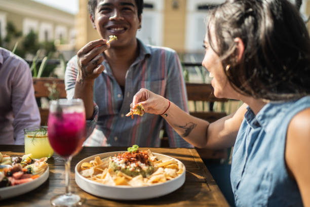 przyjaciele jedzący guacamole w restauracji - foodie zdjęcia i obrazy z banku zdjęć