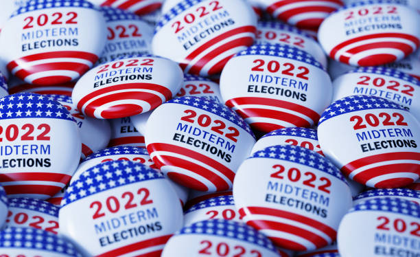 2022 midterm elections written badges - vote casting imagens e fotografias de stock