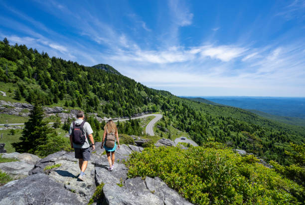 paar wandern auf dem gipfel des berges. - blue ridge mountains fotos stock-fotos und bilder