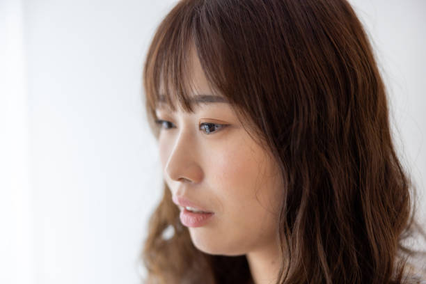 見下ろす女性のクローズアップ - 涙 日本人 ストックフォトと画像