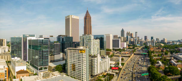 foto aerea drone del centro di atlanta ga e del traffico autostradale - i85 foto e immagini stock