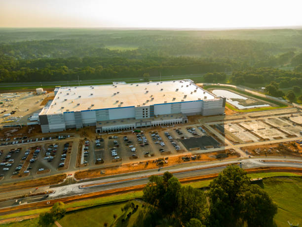 inspección aérea con drones construcción de almacén en amazon tallahassee florida usa - distribution warehouse fotos fotografías e imágenes de stock