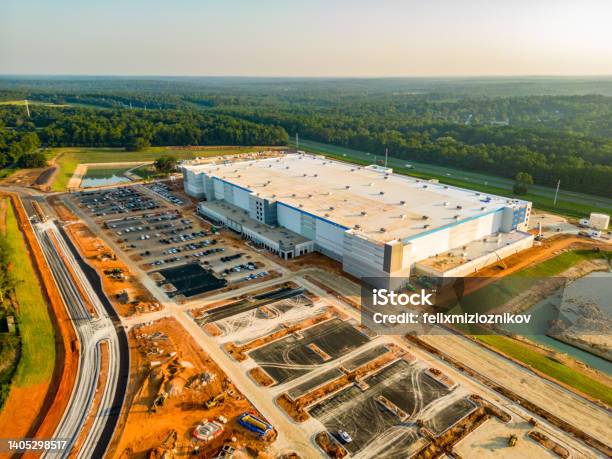 Photo libre de droit de Inspection Aérienne Par Drone Amazon Construction Dentrepôt Tallahassee Floride Étatsunis banque d'images et plus d'images libres de droit de Examiner
