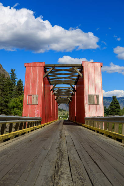 cemitérios históricos da ponte coberta de ashnola - similkameen river - fotografias e filmes do acervo