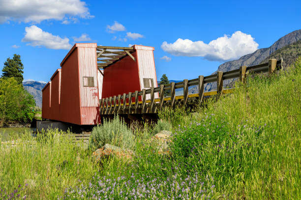 historyczny ashnola covered bridge keremeos - similkameen river zdjęcia i obrazy z banku zdjęć