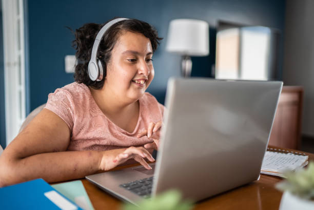 upośledzenie psychoruchowe dziewczyna korzystająca z laptopa ucząca się w domu - self improvement audio zdjęcia i obrazy z banku zdjęć