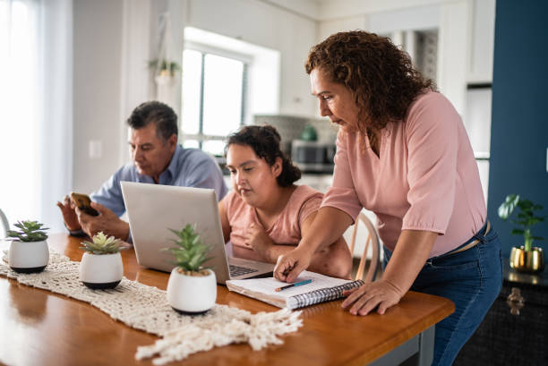 matka pomaga niepełnosprawnej córce w odrabianiu lekcji - grandparent using computer laptop dining table zdjęcia i obrazy z banku zdjęć