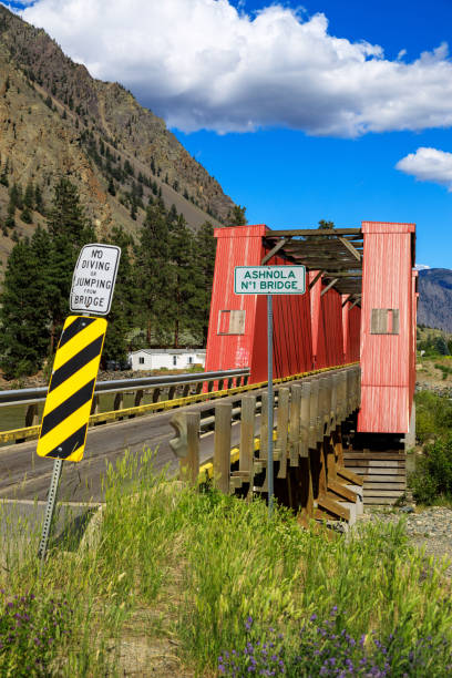 historyczny ashnola covered bridge keremeos - similkameen river zdjęcia i obrazy z banku zdjęć