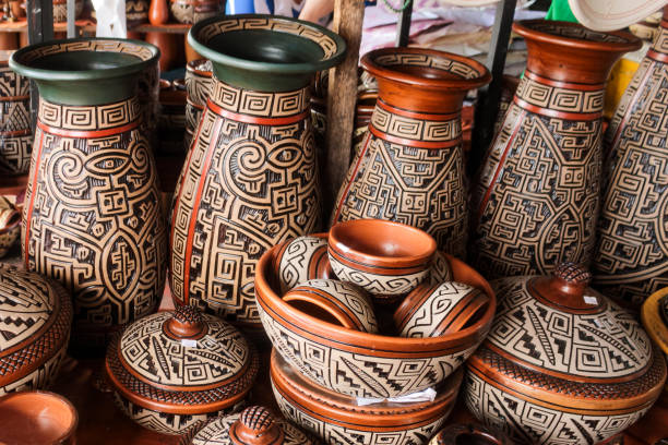 artesanías indígenas marajoara - vasijas de barro cocido fotografías e imágenes de stock