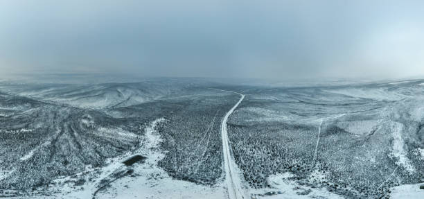 파노라마 이글 평원 유콘 풍경 6 월 - drivers point of view country road snowing blizzard 뉴스 사진 이미지