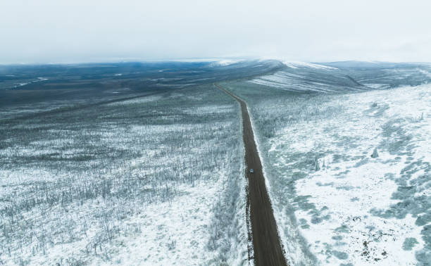 eagle plains yukon landschaft im juni - drivers point of view country road snowing blizzard stock-fotos und bilder
