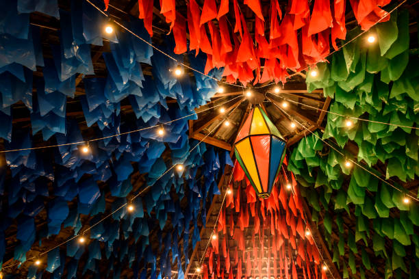 bandeiras coloridas e balão decorativo para a festa são joão, que acontece em junho no nordeste do brasil. - festa junina - fotografias e filmes do acervo