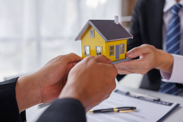 Real estate broker agent presenting and consult to customer to decision making sign insurance form agreement, buy and sell home model, concerning mortgage loan offer for and house insurance agente de corredor de bienes raíces que presenta y consulta al cliente para la toma de decisiones firmar el acuerdo de formulario de seguro, comprar y vender el modelo de casa, con respecto a la oferta de préstamos hipotecarios para y el seguro de la cas