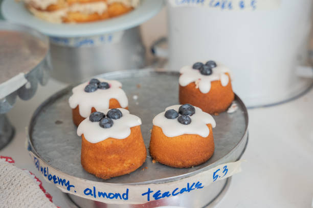 кекс размером с укус - muffin blueberry muffin blueberry butter стоковые фото и изображения