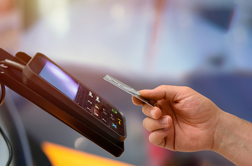 pagos sin contacto desde el dispositivo pos a través de tarjeta de crédito photo