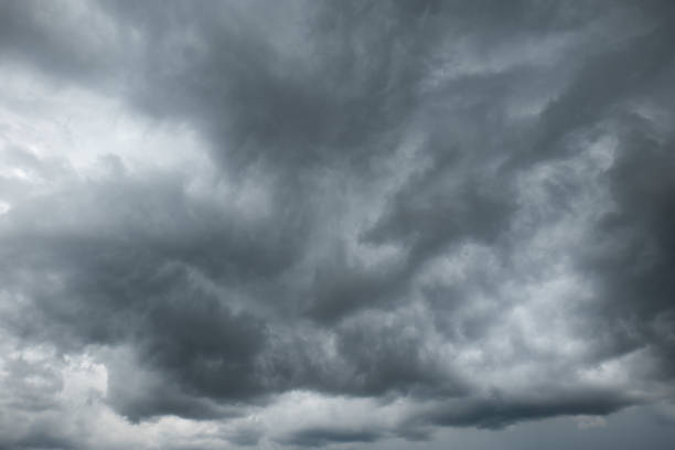 ドラマチックな暗い嵐の曇り空または雲の風景。 広角ビュー、灰色の雲、人なし - meteorology sky cloud light ストックフォトと画像