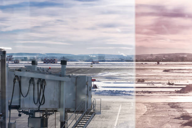passerelle télescopique extensible à l’aéroport jusqu’à l’avion sur la piste avec une échelle métallique par une froide journée d’hiver. vue du terminal - sheremetyevo photos et images de collection