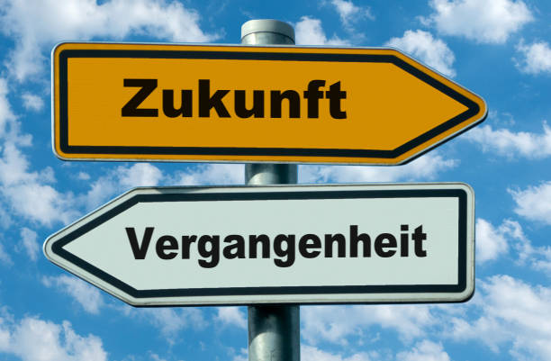 Future - Past A step backwards, a step forward 2 signposts 1 point to the future, the other to the past In German language zukunft stock pictures, royalty-free photos & images