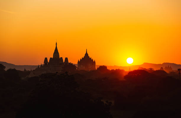 sol da noite sobre bagan - ancient architecture buddhism burmese culture - fotografias e filmes do acervo