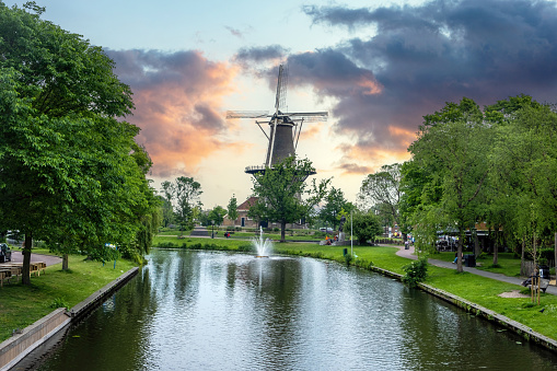 Molino de viento De Valk al atardecer, molino de torre y museo en la ciudad de Leiden, Holanda Países Bajos. photo