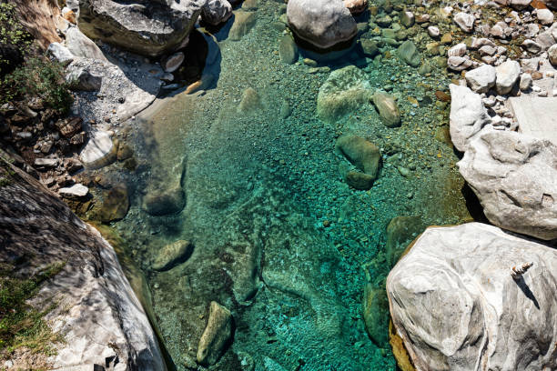 el río verzasca en el cantón del tesino, suiza - riverbed switzerland valley stone fotografías e imágenes de stock