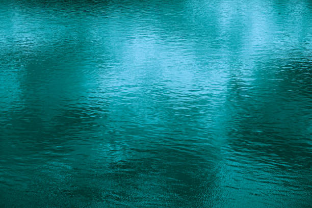 fondo abstracto azul-verde. reflejo de la luz solar en la superficie del agua. ondas. - ombré fotos fotografías e imágenes de stock