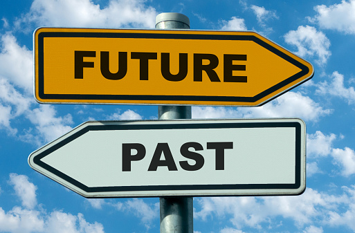 2 signposts 1 point to the future, the other to the past