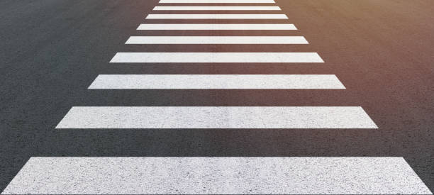 zebrastreifen auf der straße für sicherheit, wenn menschen die straße überqueren und auf einer reparierten asphaltstraße überqueren - crossing zebra crossing crosswalk street stock-fotos und bilder