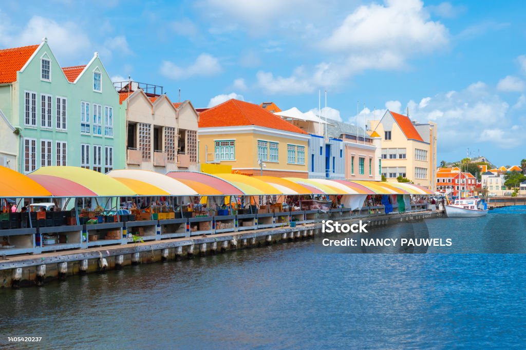 Curacao, Willemstad market along the quay, formerly floating fish market. Colorful buildings with local market at the waterfront. Popular place for tourists. It used to be a floating fish market. Curacao, Netherlands Antilles, Leeward Islands, Caribbean. Curaçao Stock Photo