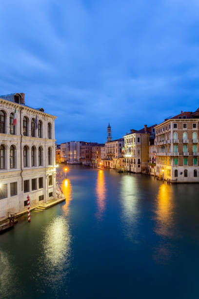 el gran canal de venecia en una noche de verano - venice italy rialto bridge italy gondola fotografías e imágenes de stock